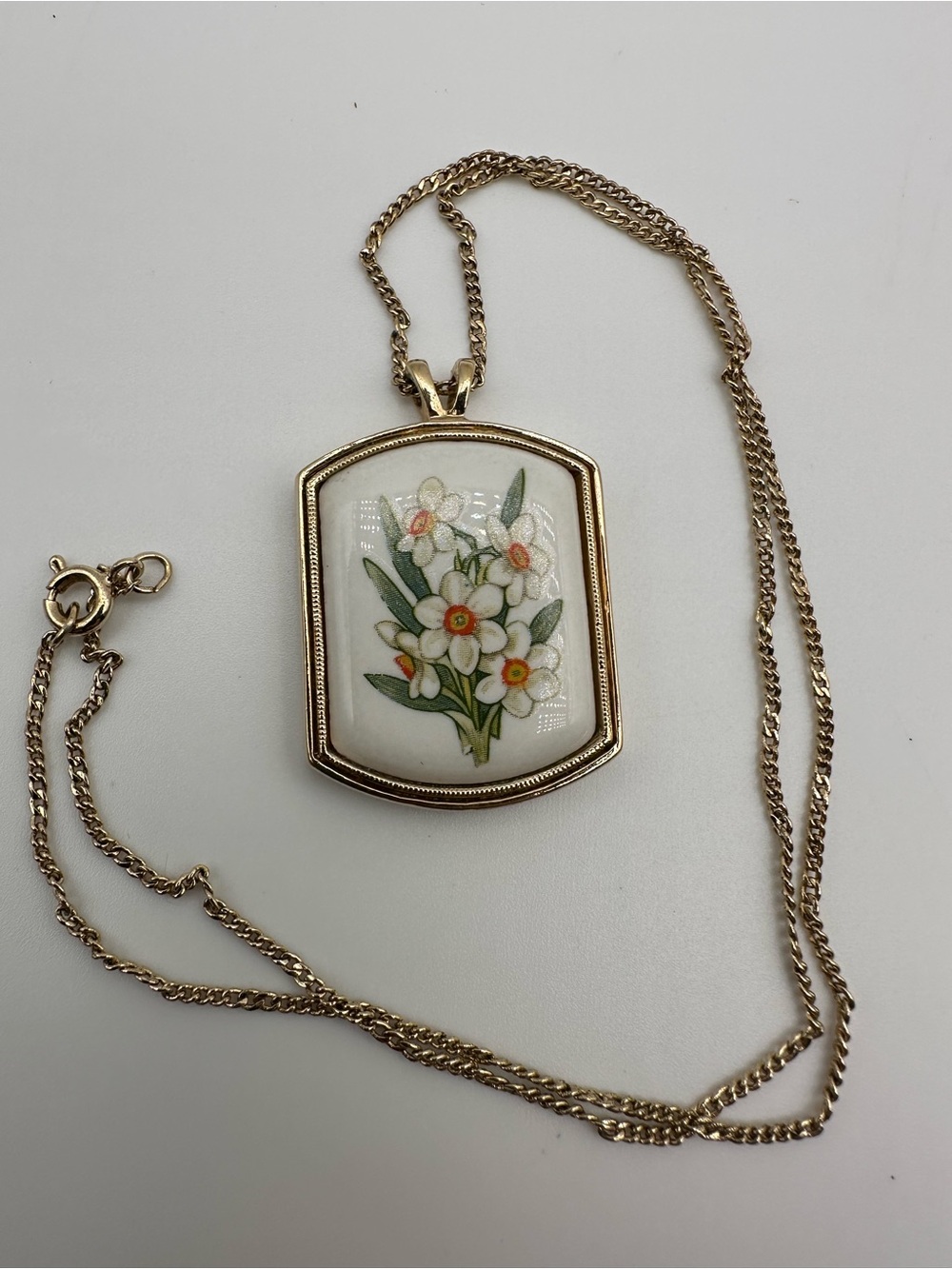 AVON Vintage Gold Tone Floral Enamel Pendant Necklace Long Chain White Flower